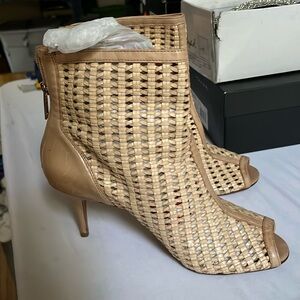 Schultz size 9.5 cream & tan leather open toe back zip woven bootie